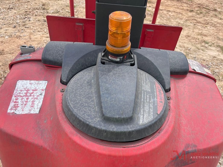 raymond-8610-electric-tow-tractor-image-10