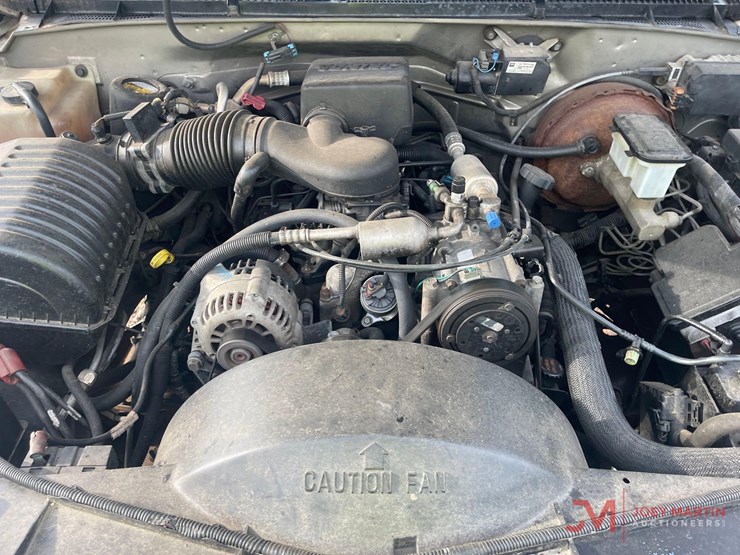 1999-chevrolet-suburban-image-13