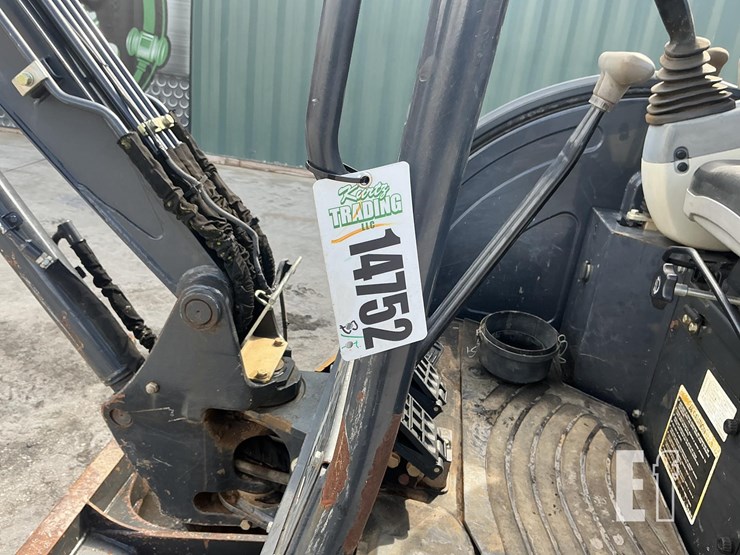 2015-deere-26g-image-18