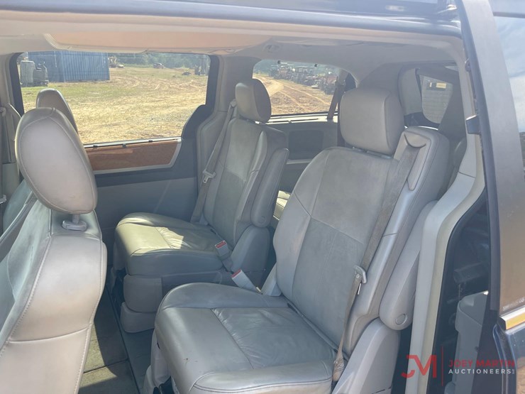 2008-chrysler-town-&-country-image-24