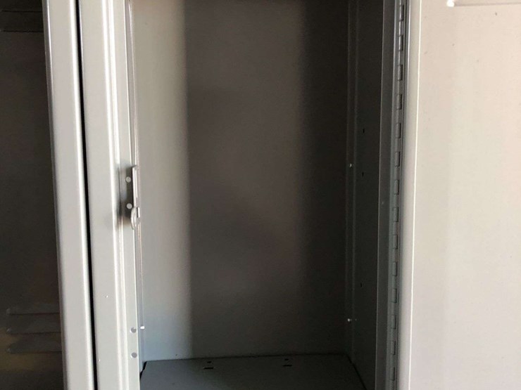 locker-bank-w/-(9)-lockers--damaged-image-2