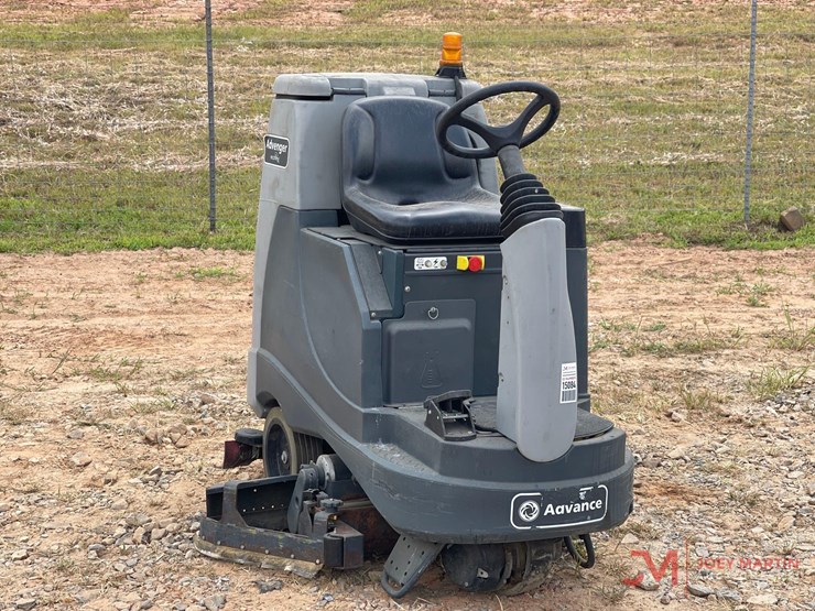 advance-avenger-x2805c-electric-floor-cleaner-image-1