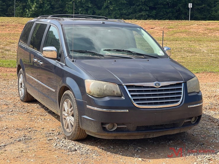 2008-chrysler-town-&-country-image-1