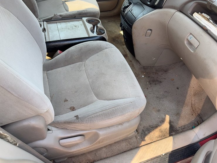 2004-toyota-sienna-image-26