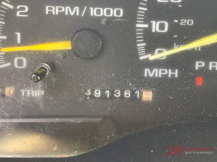1999-chevrolet-suburban-image-27