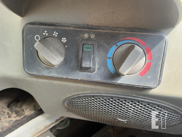 2010-bobcat-t650-image-16