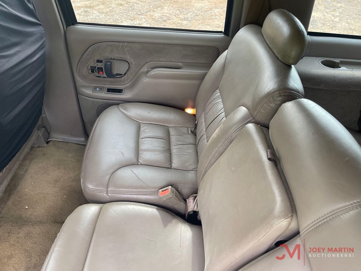 1999-chevrolet-suburban-image-24