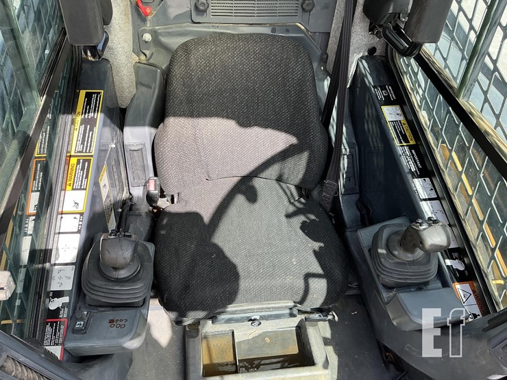 2015-deere-319e-image-14