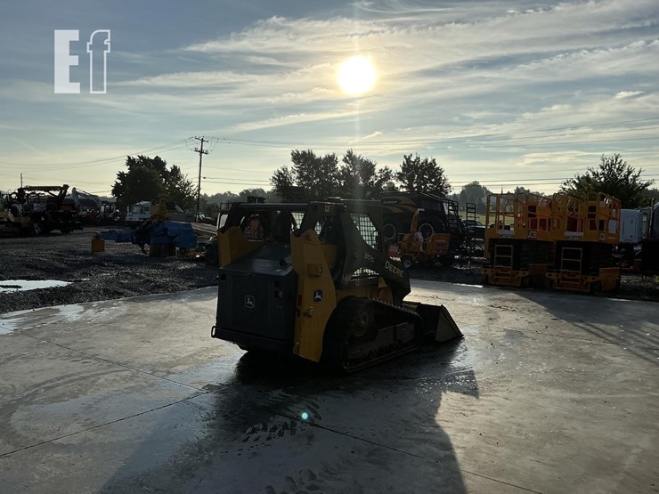 2023-deere-317g-image-4