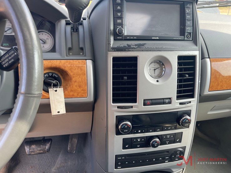 2008-chrysler-town-&-country-image-20