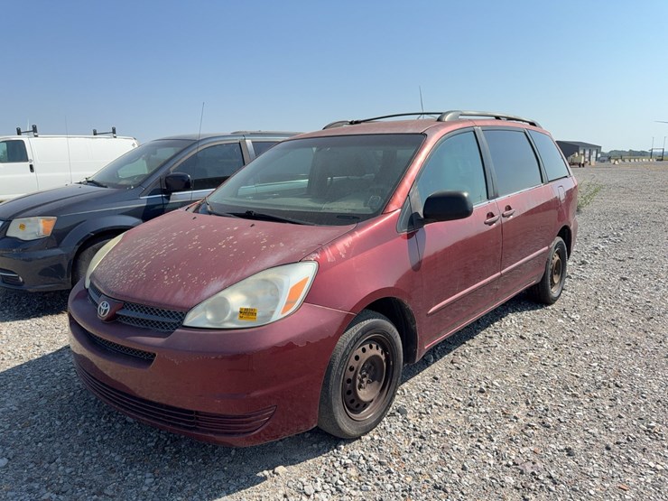 2004-toyota-sienna-image-1