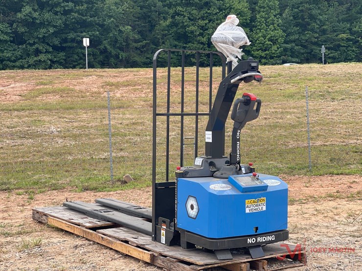 seegrid-590017-electric-pallet-jack-image-1