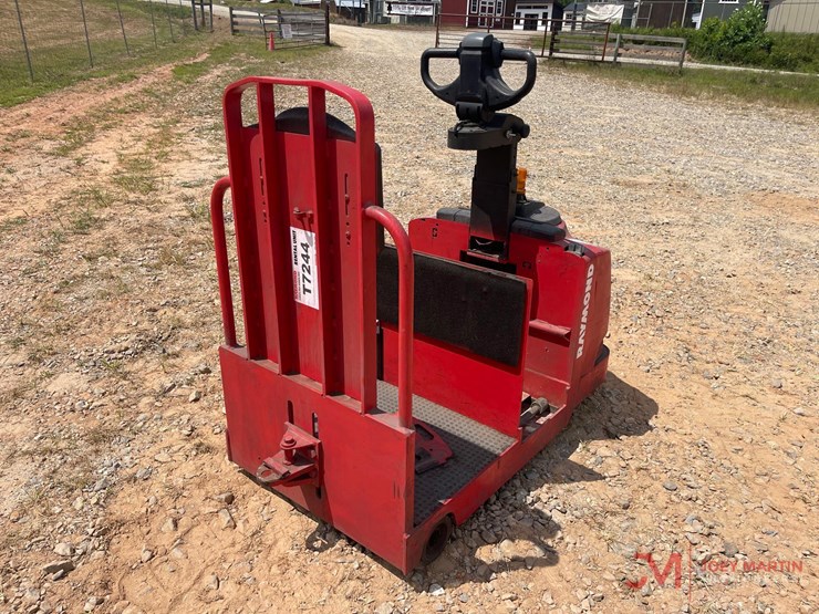 raymond-8610-electric-tow-tractor-image-3