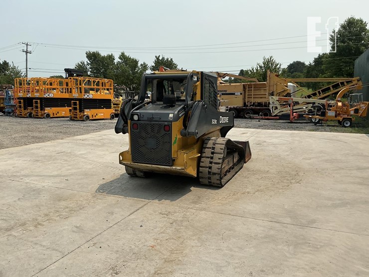 2015-deere-323e-image-4