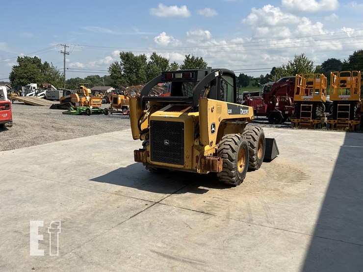2006-deere-328-image-4