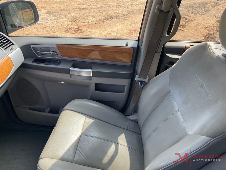 2008-chrysler-town-&-country-image-18