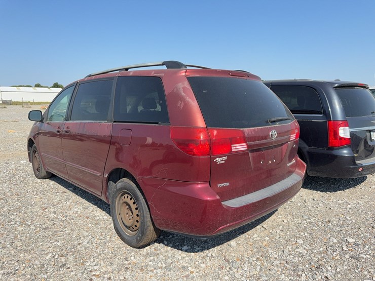 2004-toyota-sienna-image-4