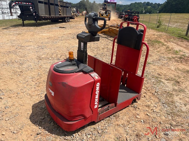raymond-8610-electric-tow-tractor-image-7