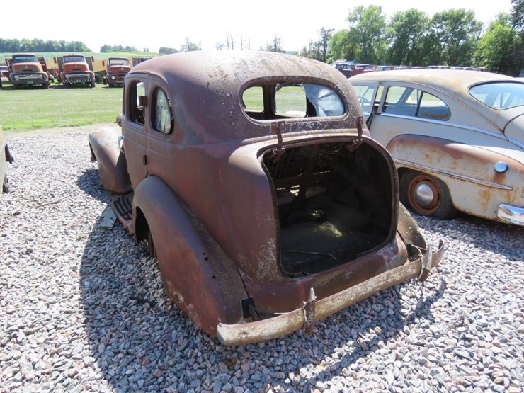 1937-studebaker-dictator-4dr-sedan-image-3