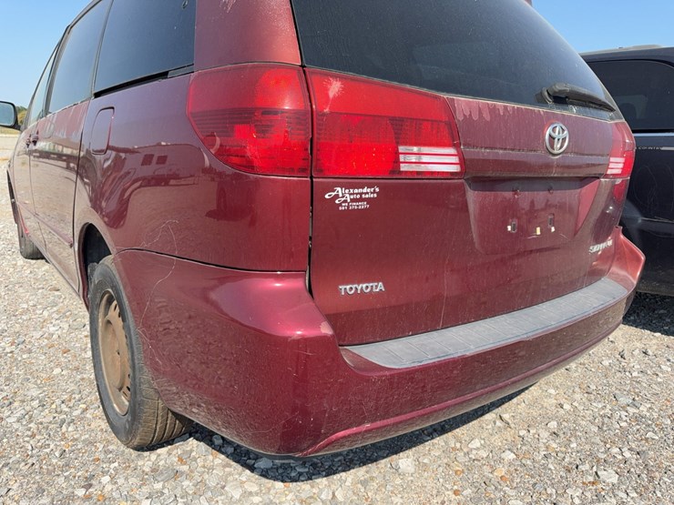 2004-toyota-sienna-image-11