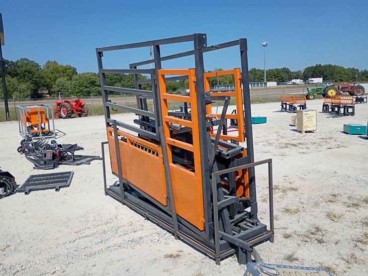 #l85-049-•-landhonor-10'-cattle-squeeze-chute-image-2
