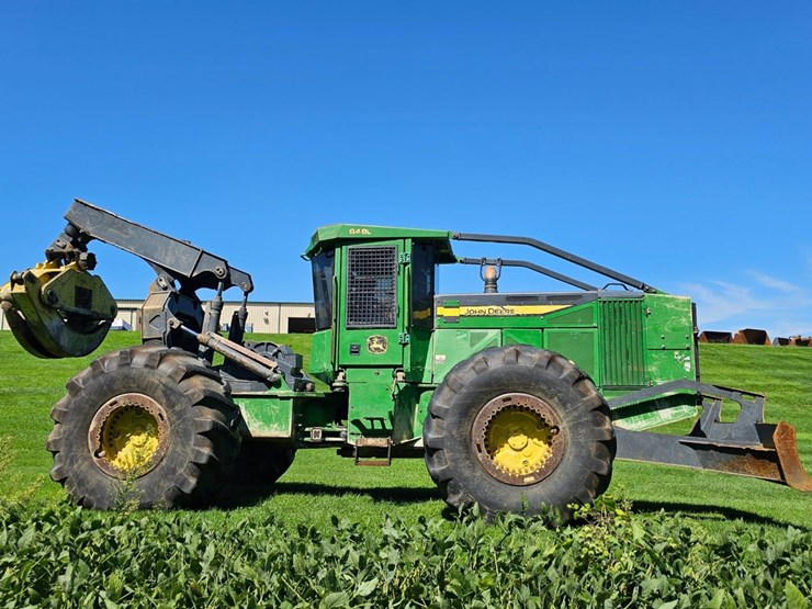 2016-deere-848l-image-5