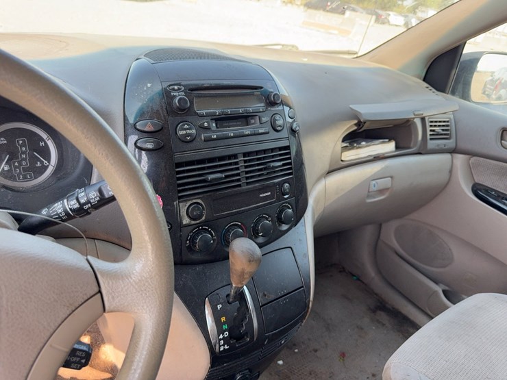 2004-toyota-sienna-image-53