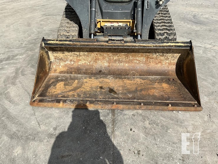 2015-deere-319e-image-11
