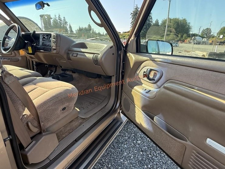 1995-chevrolet-suburban-1500-ls-image-34