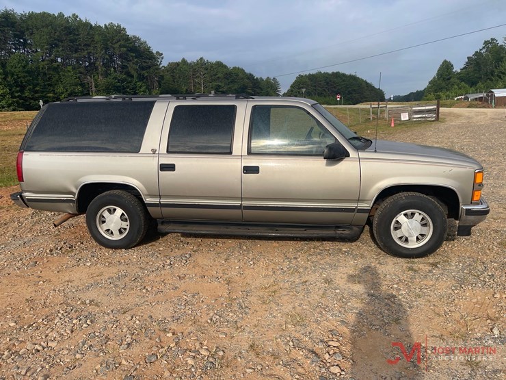 1999-chevrolet-suburban-image-2