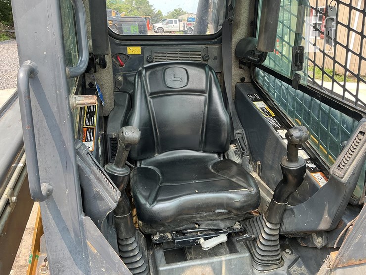 2015-deere-323e-image-14