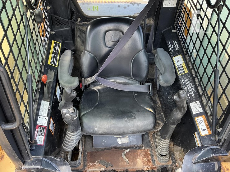 2006-deere-328-image-12