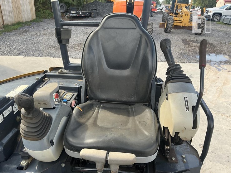 2015-deere-26g-image-13