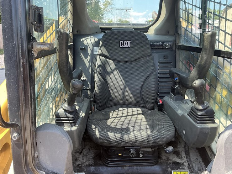 2020-caterpillar-246d3-image-12