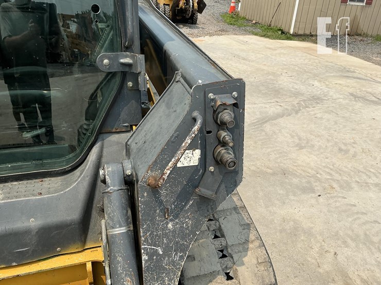 2015-deere-323e-image-13