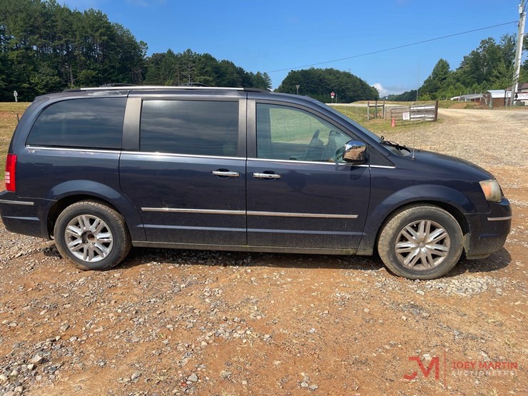 2008-chrysler-town-&-country-image-2