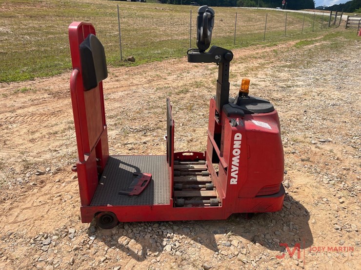 raymond-8610-electric-tow-tractor-image-2