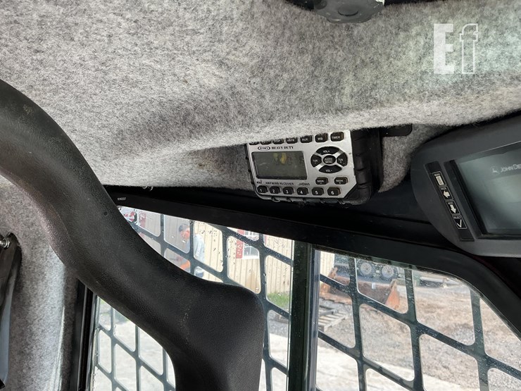 2015-deere-319e-image-15