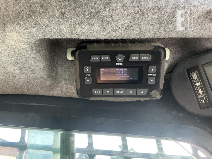 2022-deere-318g-image-13