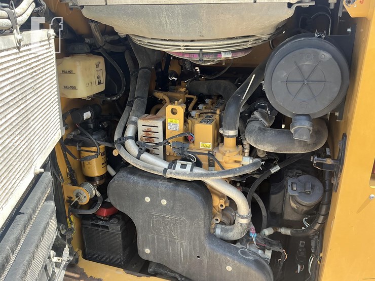2020-caterpillar-246d3-image-17