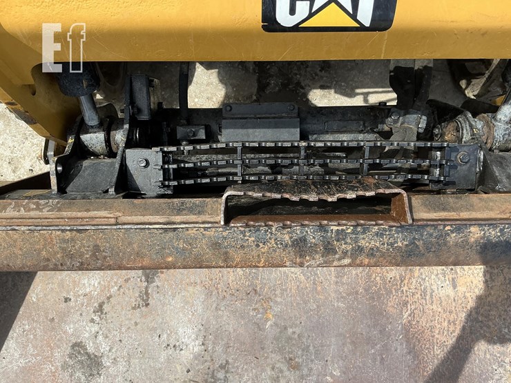 2015-caterpillar-249d-image-12