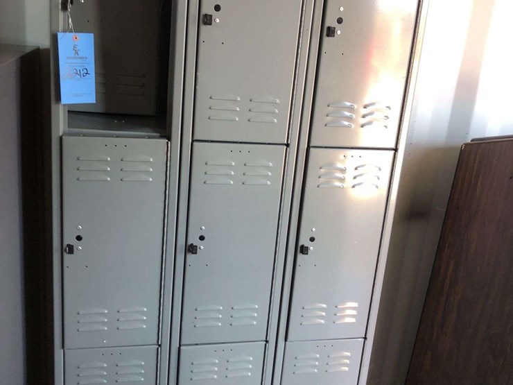 locker-bank-w/-(9)-lockers--damaged-image-1
