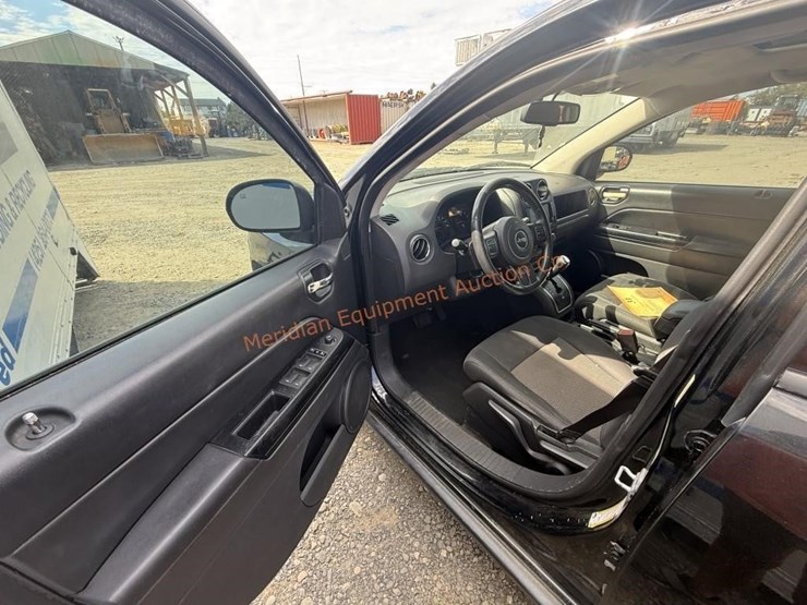 2013-jeep-compass-latitude-image-28