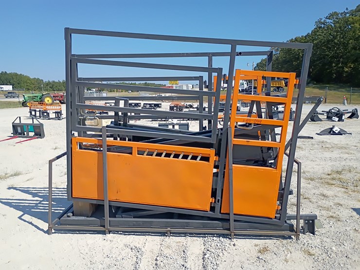 #l85-049-•-landhonor-10'-cattle-squeeze-chute-image-1