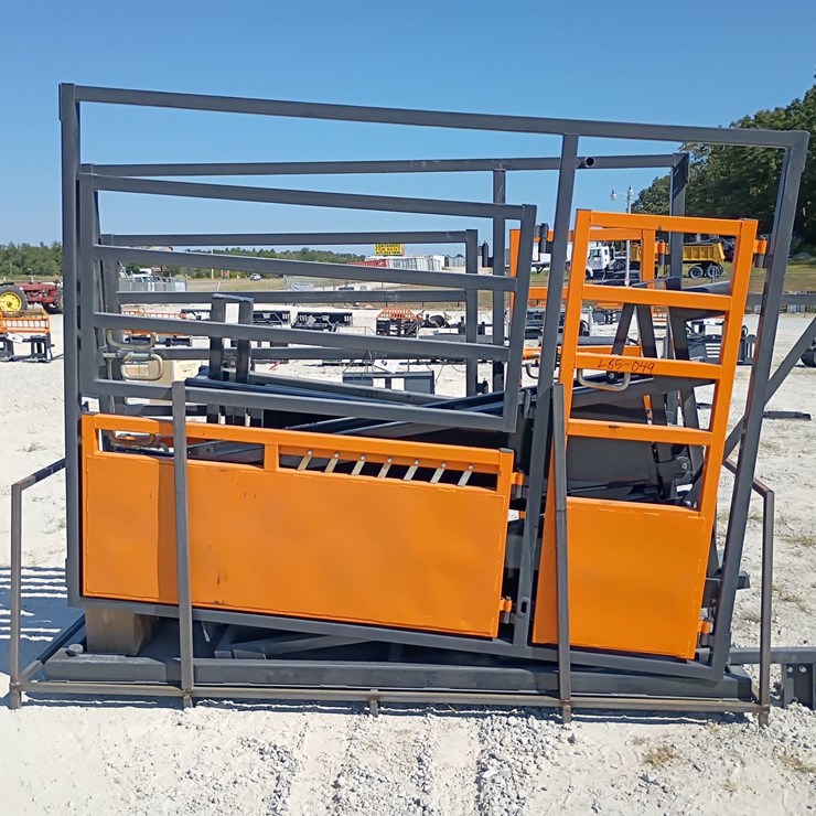 #L85-049 • Landhonor 10' Cattle Squeeze Chute