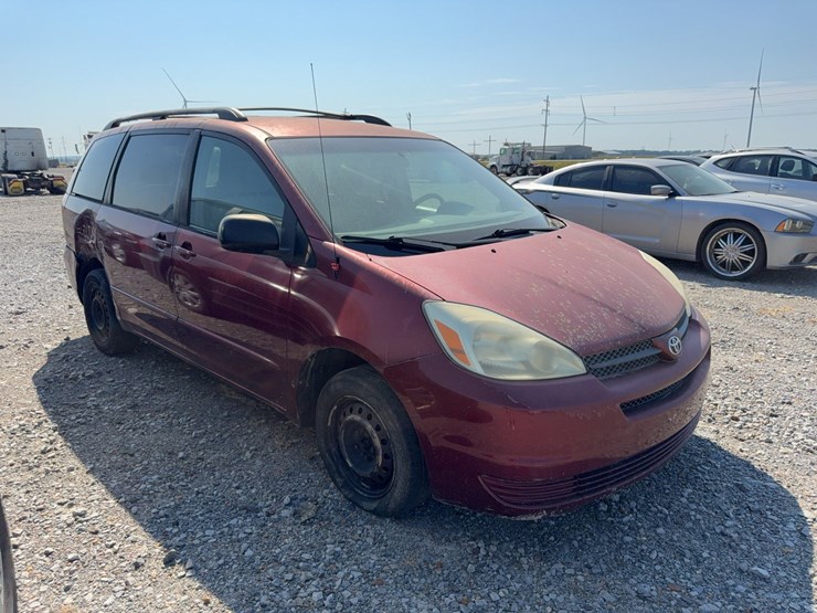 2004-toyota-sienna-image-2