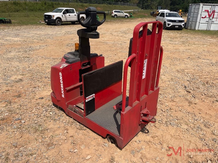 raymond-8610-electric-tow-tractor-image-5