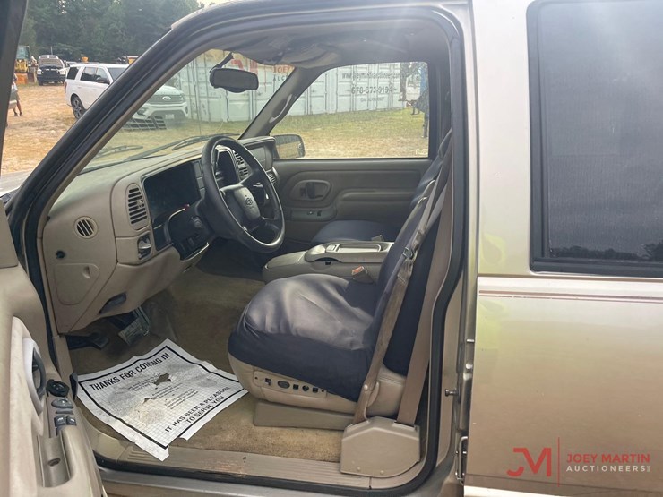1999-chevrolet-suburban-image-16