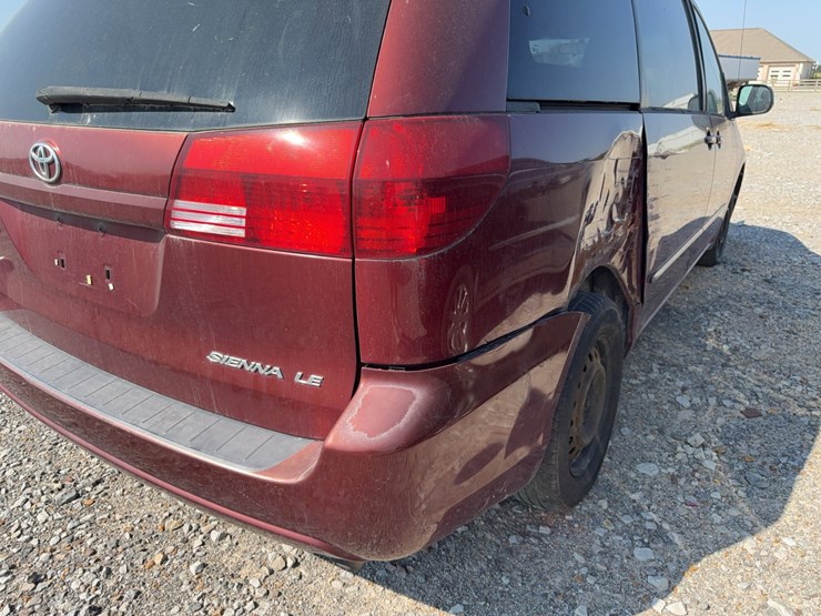 2004-toyota-sienna-image-13