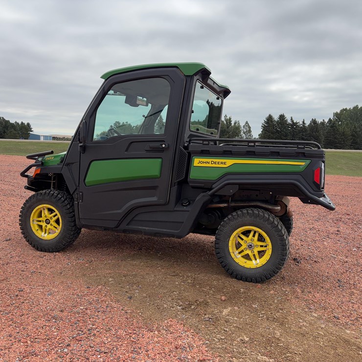 JOHN DEERE GATOR